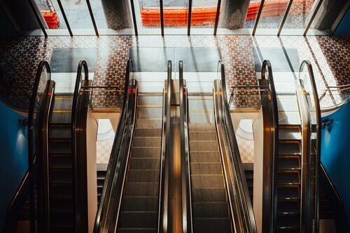 alışveriş merkezindeki merdivenler