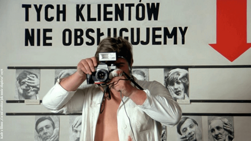 fotograf robiący zdjęcia klientom