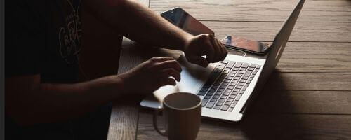 mężczyzna robiący zakupy przez internet