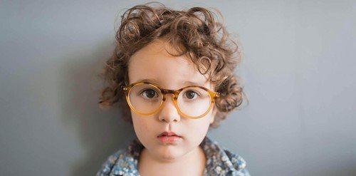 początkujący uczeń w okularach