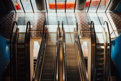 ruchome schody w galerii handlowej