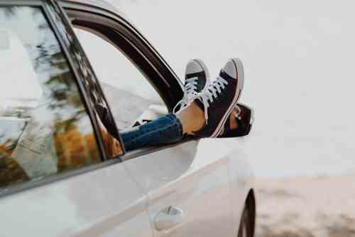 damskie snekarsy Modivo