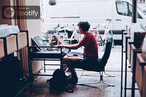 kulaklıkla müzik dinleyen kız