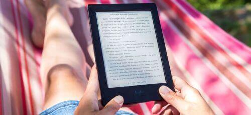 osoba czytająca ebooka